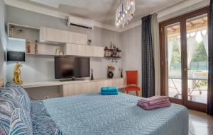 ein Schlafzimmer mit einem Bett und einem Flachbildfernseher in der Unterkunft Nice Home In Castiglion Fiorentino in Castiglion Fiorentino