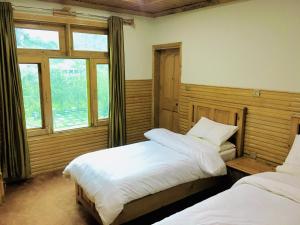Postel nebo postele na pokoji v ubytování Kaghan Hills Resort