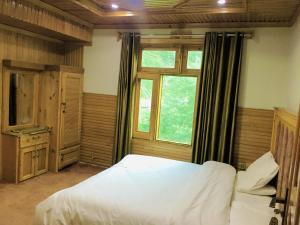 Postel nebo postele na pokoji v ubytování Kaghan Hills Resort