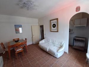 a living room with a white couch and a table at Centrale appartamento Via Roma in Follonica