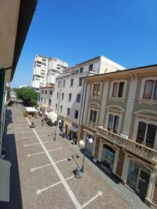 an empty street in a city with buildings at Centrale appartamento Via Roma in Follonica