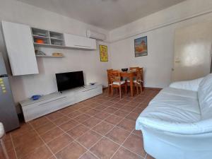 a bedroom with a bed and a tv and a table at Centrale appartamento Via Roma in Follonica