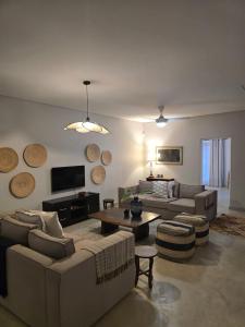 TV a/nebo společenská místnost v ubytování Tusker House Kruger