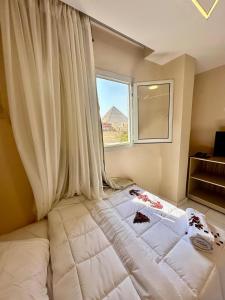 Postel nebo postele na pokoji v ubytování Rizkyan pyramids view INN