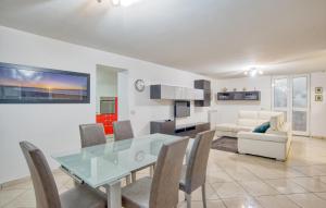 ein Esszimmer und ein Wohnzimmer mit einem Glastisch und Stühlen in der Unterkunft Nice Home In Castiglion Fiorentino in Castiglion Fiorentino