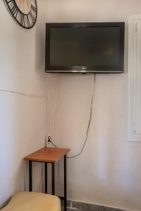 Телевизор и/или развлекательный центр в Dimitri's Apartment