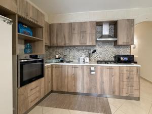 Kuchyň nebo kuchyňský kout v ubytování Traditional Maltese 3BD Apartment with Front & Back Balconies - Close to Gozo Ferry