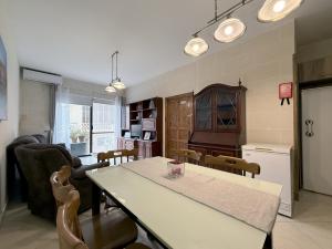 Posezení v ubytování Traditional Maltese 3BD Apartment with Front & Back Balconies - Close to Gozo Ferry