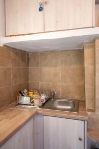 Кухня или мини-кухня в Dimitri's Apartment
