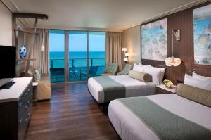 เตียงในห้องที่ Opal Sands