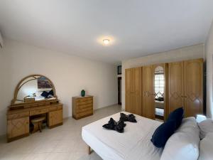 Postel nebo postele na pokoji v ubytování Traditional Maltese 3BD Apartment with Front & Back Balconies - Close to Gozo Ferry