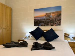 Postel nebo postele na pokoji v ubytování Traditional Maltese 3BD Apartment with Front & Back Balconies - Close to Gozo Ferry