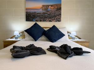 Postel nebo postele na pokoji v ubytování Traditional Maltese 3BD Apartment with Front & Back Balconies - Close to Gozo Ferry