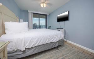 Giường trong phòng chung tại Phoenix IV 4054 condo +47 ảnh