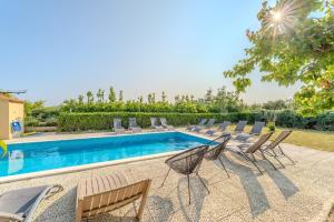 Bazén v ubytování Aenona sea view apartments nebo v jeho okolí