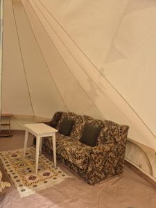 Posezení v ubytování Glamping Štôla-Tupá