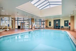 einen großen Pool mit Dachfenster in der Unterkunft Wyndham National Harbor 1BR Apartment with Resort Access in Oxon Hill