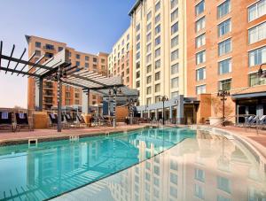 ein großes Schwimmbad vor einem Gebäude in der Unterkunft Wyndham National Harbor 1BR Apartment with Resort Access in Oxon Hill