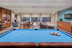 einen Billardtisch im Wohnzimmer mit Pool in der Unterkunft Wyndham National Harbor 1BR Apartment with Resort Access in Oxon Hill