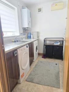 Kuchyň nebo kuchyňský kout v ubytování Penfro sea view