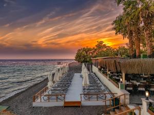SazlıKayalar Blue Beach Hotel的摆满长排桌椅的海滩