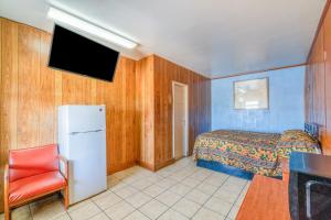 Postel nebo postele na pokoji v ubytování Gulfway Motel By OYO Near Airport I 37