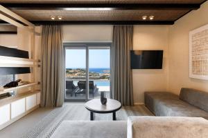 uma sala de estar com um sofá e uma mesa em Maximus Mykonos em Platis Yialos Mykonos