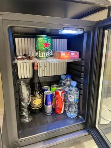 einen Kühlschrank mit Getränken und Flaschen Alkohol in der Unterkunft Hotel Dion Kukes in Kukës