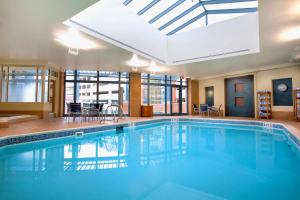 einen großen Pool mit Dachfenster in der Unterkunft Wyndham National Harbor 4BR Apartment with Resort Access in Oxon Hill