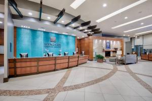 eine Lobby eines Krankenhauses mit Wartebereich in der Unterkunft Wyndham National Harbor 4BR Apartment with Resort Access in Oxon Hill