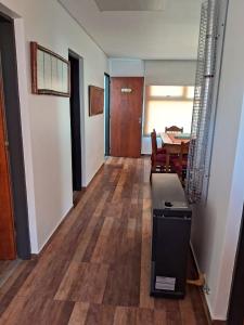 een hal met een tafel en een eetkamer bij Casa Lago Argentino in El Calafate