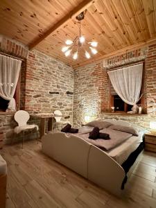 una camera da letto con un letto grande in un muro di mattoni di Ostoja Kawęczyn a Smyków