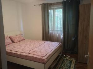 Ένα ή περισσότερα κρεβάτια σε δωμάτιο στο Casa Padurarului