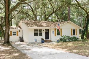 a small white house with an american flag at Sailors Delight in Beaufort