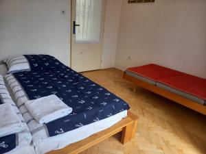 een kamer met twee bedden en een bank erin bij Apartmán Kyjov in Kyjov +15 foto's