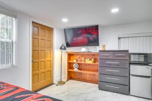 una cocina con refrigerador y encimera en 3 Mi to Beach Hollywood Studio with Yard!, en Hollywood
