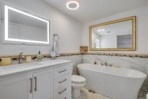 Un baño con bañera, lavabo e inodoro. en 3 Mi to Beach Hollywood Studio with Yard!, en Hollywood 16 fotos más