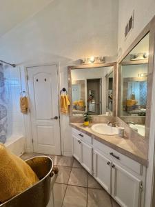un bagno con un lavandino e un grande specchio di Rare to find a Desert Jewel, West Side, 3 Bedrooms a El Paso