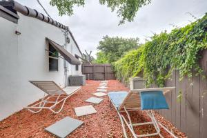 Un patio con sillas y una mesa y una valla. en 3 Mi to Beach Hollywood Studio with Yard!, en Hollywood