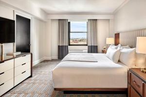 Postel nebo postele na pokoji v ubytování Boston Omni Parker House Hotel + 44 fotografií