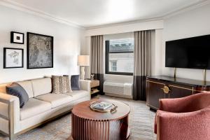 TV a/nebo společenská místnost v ubytování Boston Omni Parker House Hotel