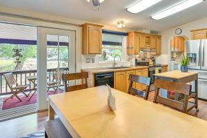 Η κουζίνα ή μικρή κουζίνα στο Creekside Buena Vista Retreat Walk to Main St!