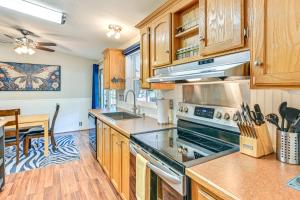 Η κουζίνα ή μικρή κουζίνα στο Creekside Buena Vista Retreat Walk to Main St! +13 φωτογραφίες