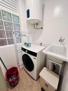 a kitchen with a washing machine and a sink at T1104 - Atrium Beach 3 - 2004 Finestrat in Cala de Finestrat