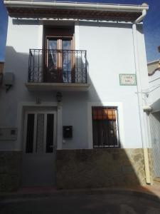 Casa Paula في Orcheta: مبنى أبيض مع شرفة ونافذة