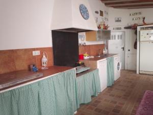 Casa Paula في Orcheta: مطبخ مع كونتر كبير في الغرفة