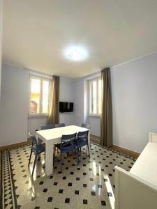 a dining room with a table and chairs at Casa Vacanze Il Corallo in Anzio