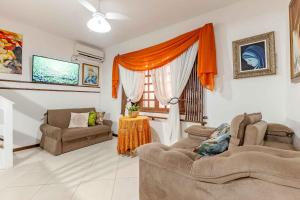 ein Wohnzimmer mit 2 Sofas und einem Fenster in der Unterkunft Espaçosa Casa a 200 Metros da Praia de Bombas in Bombas