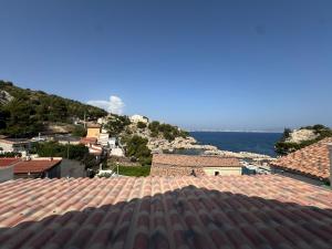 a view of the ocean from a roof at niolonlabricotier vue direct sur la mer in Le Rove