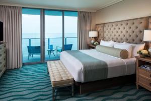 เตียงในห้องที่ Opal Sands